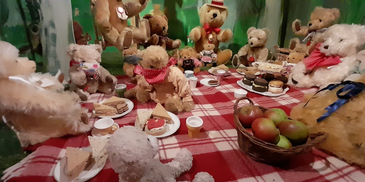 @sharon_j1973 @NewbyHallGarden @Yorkshiredays @VNYorkshire @Welcome2Yorks @HelloYorkshire @LoveNorthYorks1 @YDimages I am so glad Charlie bear had a good time on his #picnic in the #bearhouse