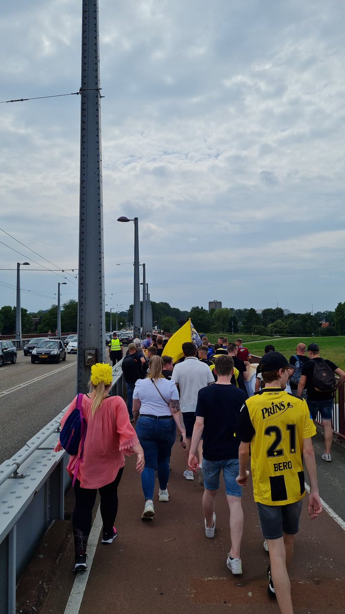 rick_1892's tweet photo. Samen met mede supporters in 1 mars van noord naar zuid 💛🖤💪 #sameneen #vitesse #GeenBrugIsOnsTeVer
@MijnVitesse @ArnhemGeelZwart @SVVitesse @Arnhem1892 https://t.co/UHescsgaYh