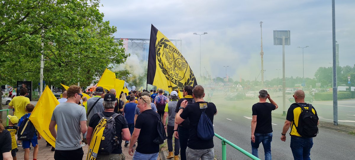 rick_1892's tweet photo. Samen met mede supporters in 1 mars van noord naar zuid 💛🖤💪 #sameneen #vitesse #GeenBrugIsOnsTeVer
@MijnVitesse @ArnhemGeelZwart @SVVitesse @Arnhem1892 https://t.co/UHescsgaYh