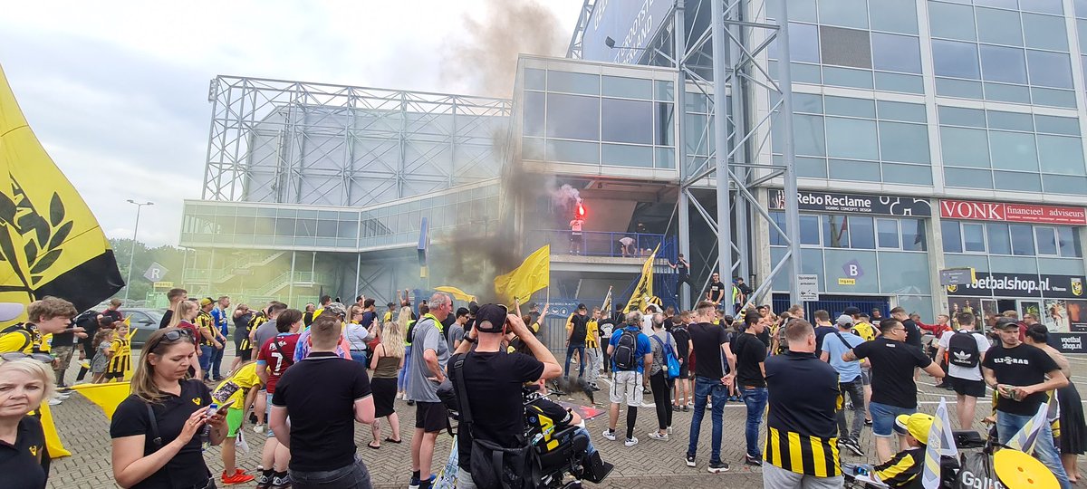 rick_1892's tweet photo. Samen met mede supporters in 1 mars van noord naar zuid 💛🖤💪 #sameneen #vitesse #GeenBrugIsOnsTeVer
@MijnVitesse @ArnhemGeelZwart @SVVitesse @Arnhem1892 https://t.co/UHescsgaYh