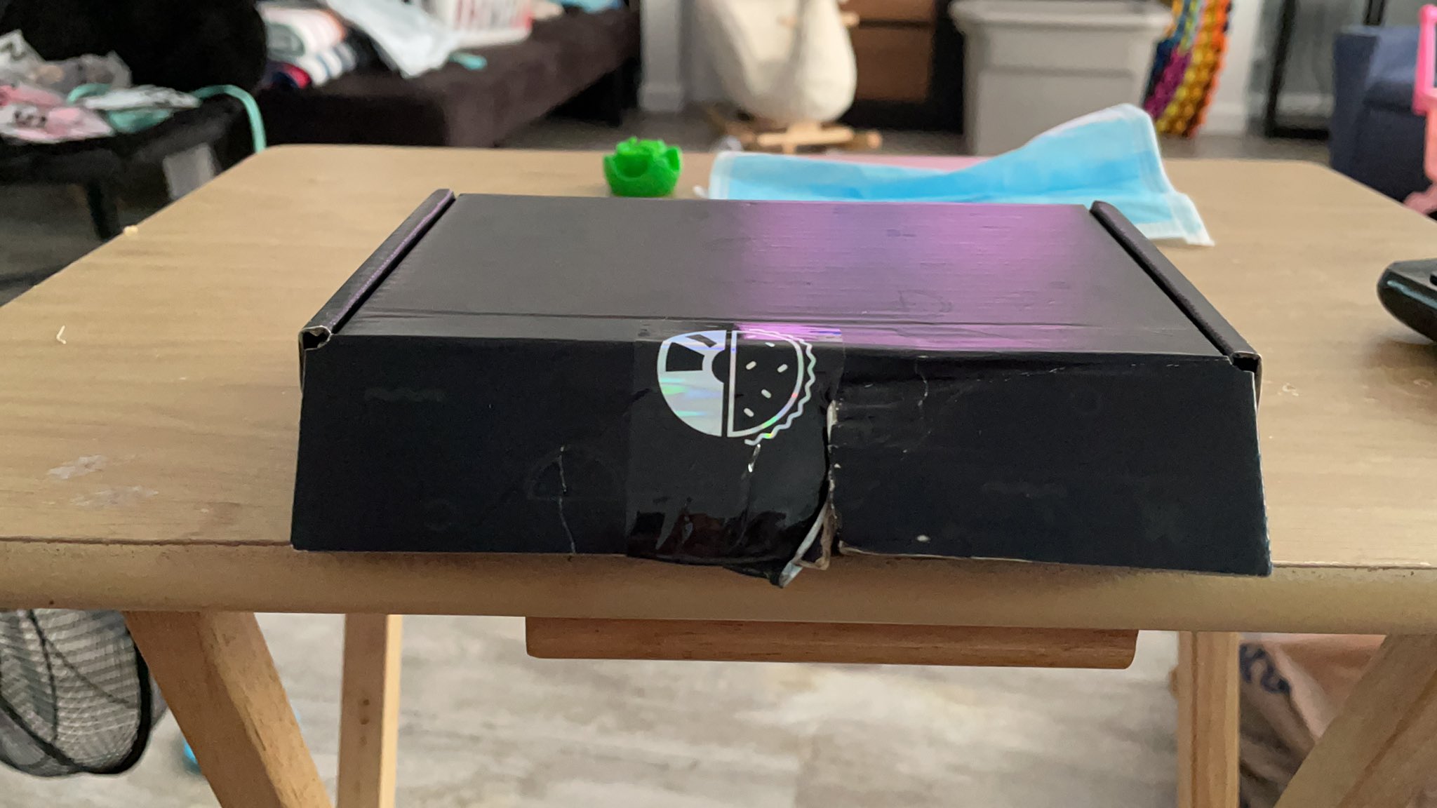 I got my @holotaco Life’s a Beach Bundle and some point during shipping someone opened package and ripped open my box 🤬 now I don’t have a pretty box to give to my wife 😭 https://t.co/n8eL13A72l