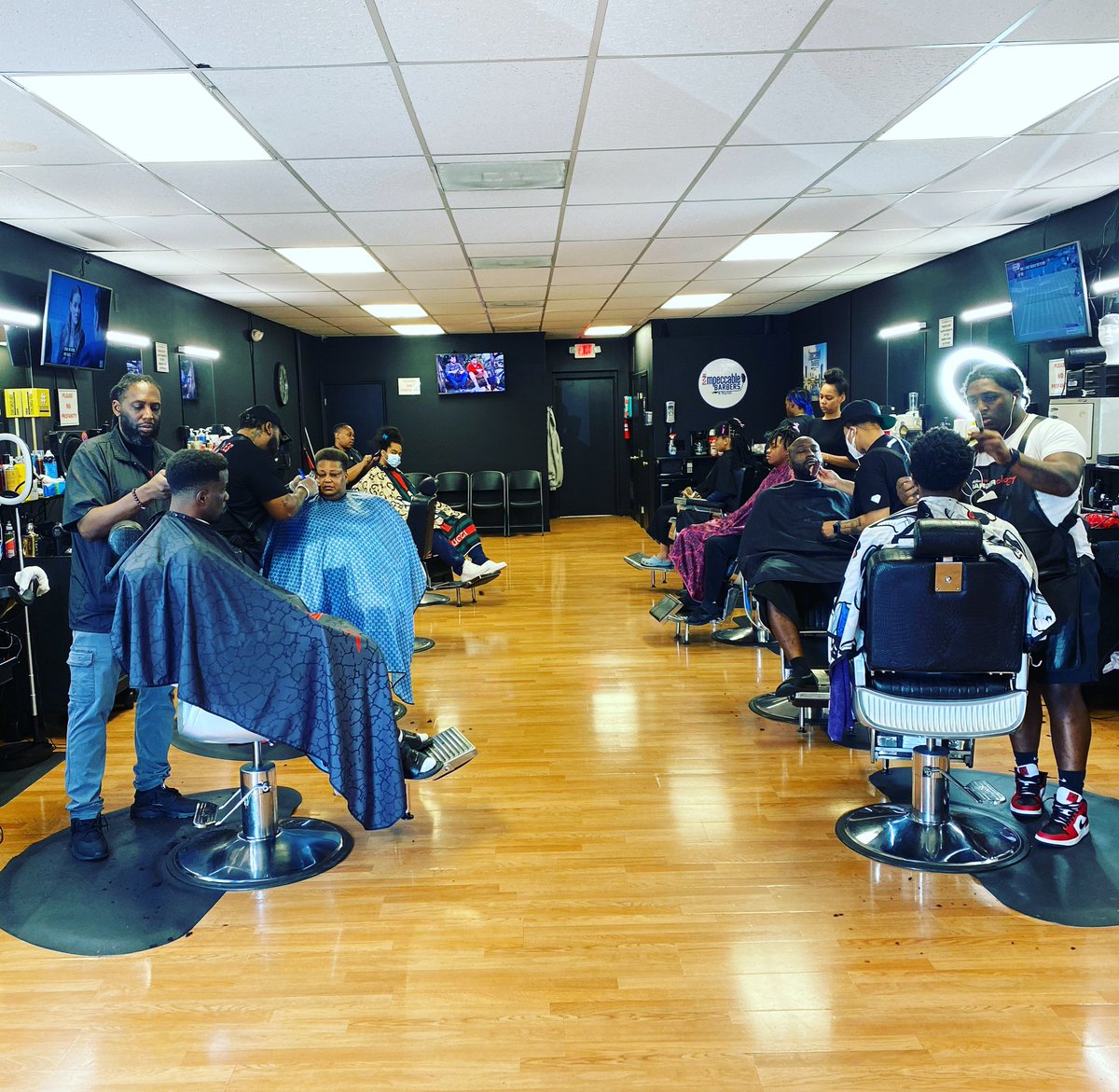 Holiday Rush & We’re Here At The Shop Gettin To It 🤞🏾 #TeamImpeccable 👈🏾 #ImpeccableBarbersAndStylist 🏆 @_crownedbeautee @superblee_michelle @ree_da_barber @p_stylez1429 @doc.dabarber_ @craftbycroc @rodlow419