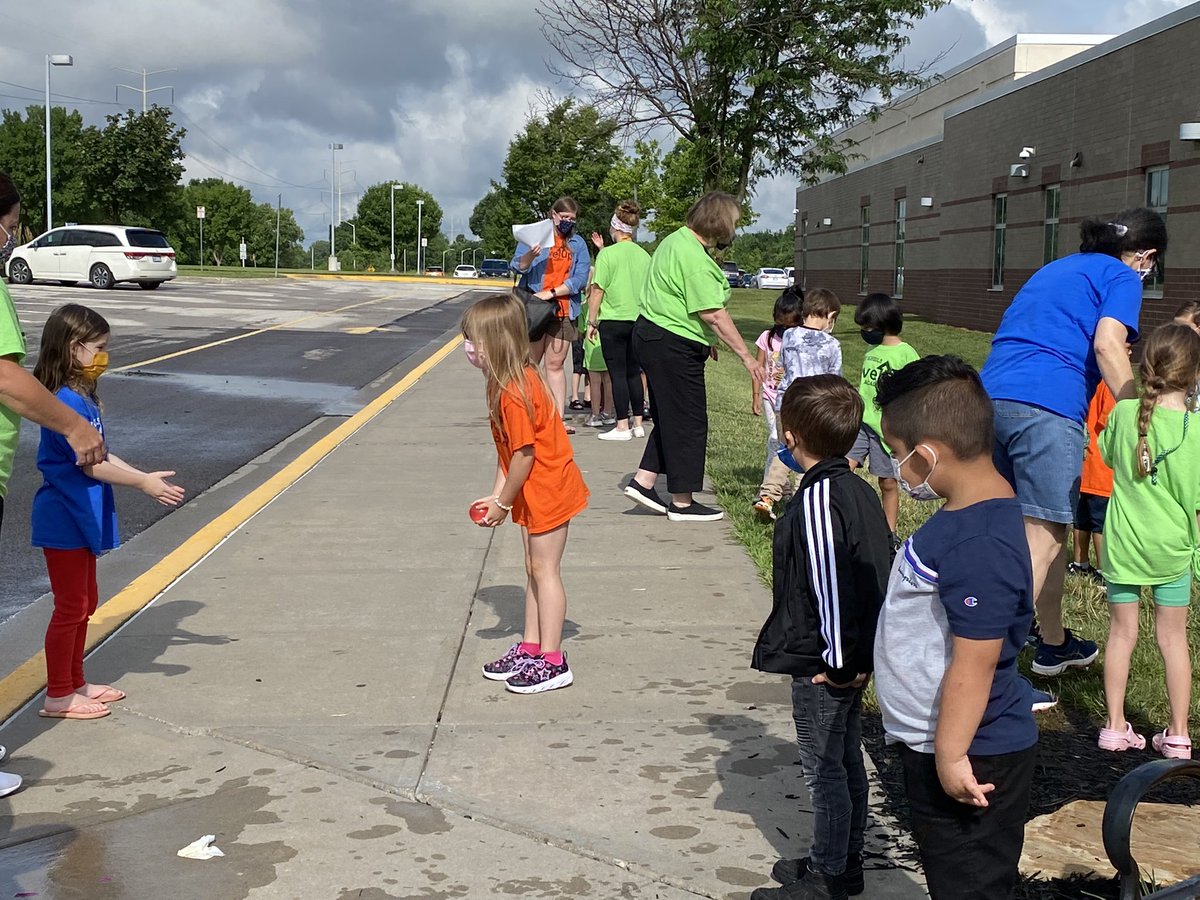 DrJonesPRT's tweet photo. Having fun on the last day of Summer Academy! Water balloon toss and paper plate toss 🎈 #OlatheSA21 💙💚💛🧡 https://t.co/ag7ErufHxN