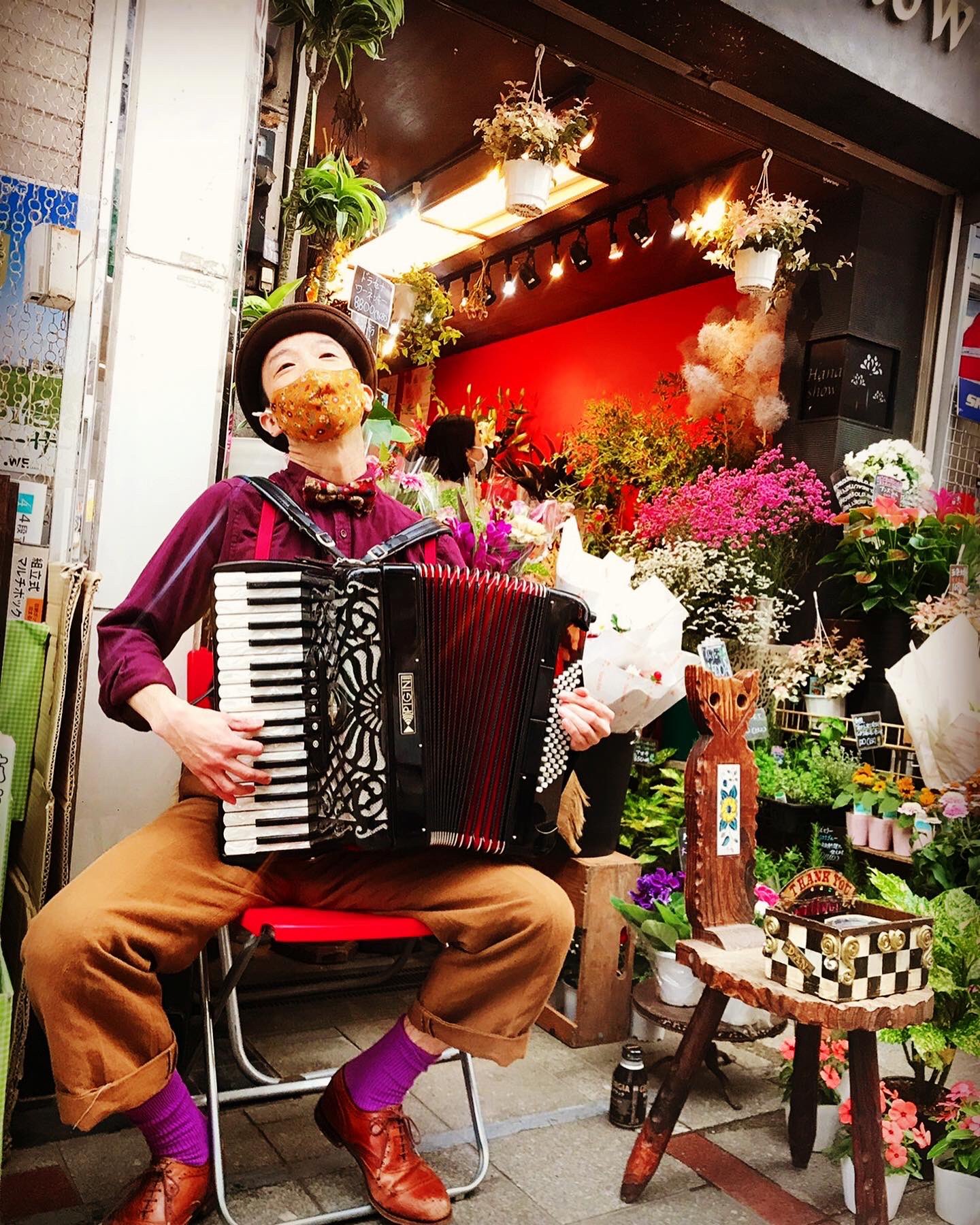 Dan 超急遽 Danのアコーディオン寅さんシリーズ 十条銀座篇 7 4 日 14 00 16 00 予定 十条 十条銀座商店街 はなしょう フラワーショップ軒先 投げ銭ライブ 今回も東京下町 十条銀座商店街のお花屋さんの軒先をお借りして演奏致します どんな