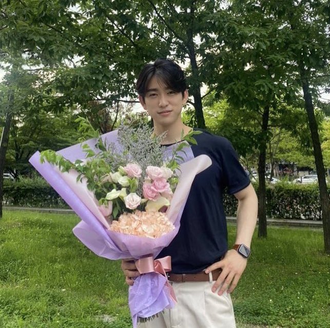 nana saw jinyoung ˙ᵕ˙ tweet media