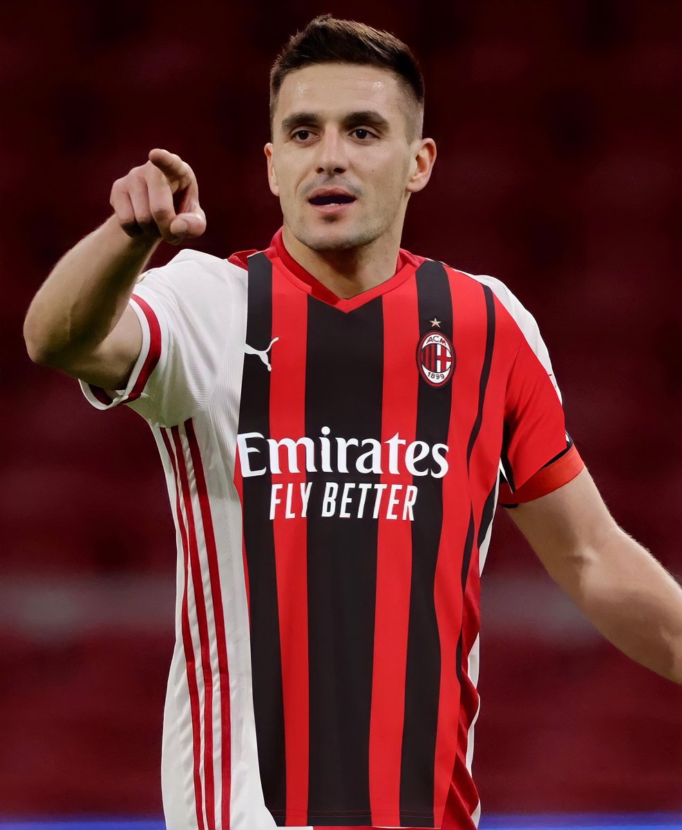 Suena Tadić para el Milan‼️

Enésimo número "10" vinculado al Milan. Ahora toca el turno del Serbio 🇷🇸 Dušan Tadić, y es que según los últimos reportes, el actual jugador del Ajax sería la opción que más gusta en Milanello para suplir a Hakan Calhanoglu.