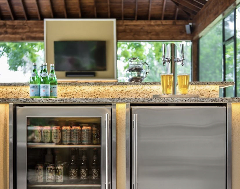 EdelmanHome's tweet photo. Our favorite outdoor spaces are ones that are truly extensions of the indoors. What’s your dream outdoor space? #longweekendmode

Featuring: @true_res refrigeration https://t.co/1H1Wgp0izw