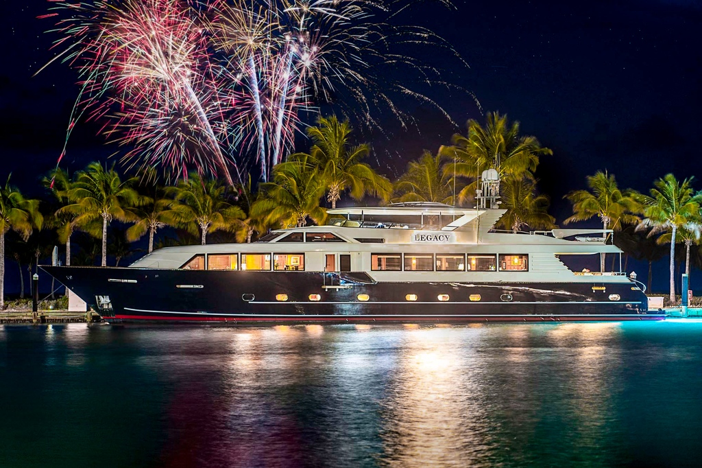 superyachtsac's tweet photo. Wishing you a happy and safe 4th of July Holiday!

#independenceday #fourthofjuly #fireworks #redwhiteandblue #summer #happy4th #america https://t.co/8swwqsYWBX