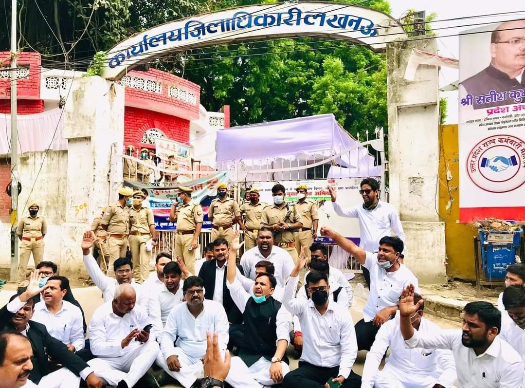 Adhyakshji_'s tweet image. विषम परिस्तिथियों, सत्ता , शासन, प्रशाषन  की गुंडा गर्दी, के बावजूद न डिगने वाले सभी समाजवादी साथियों के जज्बे हिम्मत को सलाम। अत्याचार के खिलाफ न झुकने का आपका हौसला २०२२ में इस अहंकार से भरी हुई, सरकार के पतन की सूत्रधार बनेगी।