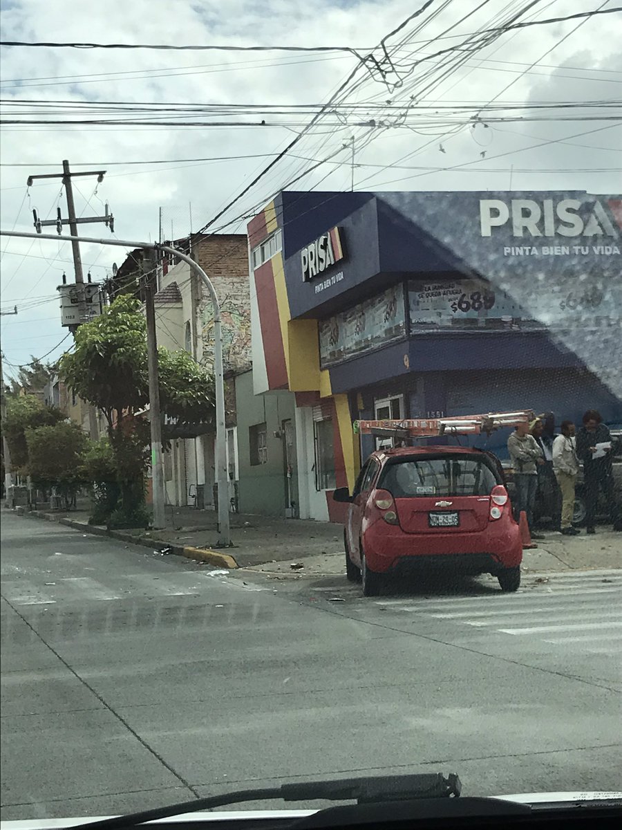 ALICIAVEGA9's tweet photo. Choque en Basilio Badillo y gigantes precaución @Trafico_ZMG  tres vehículos involucrados https://t.co/mPl87mwB3r
