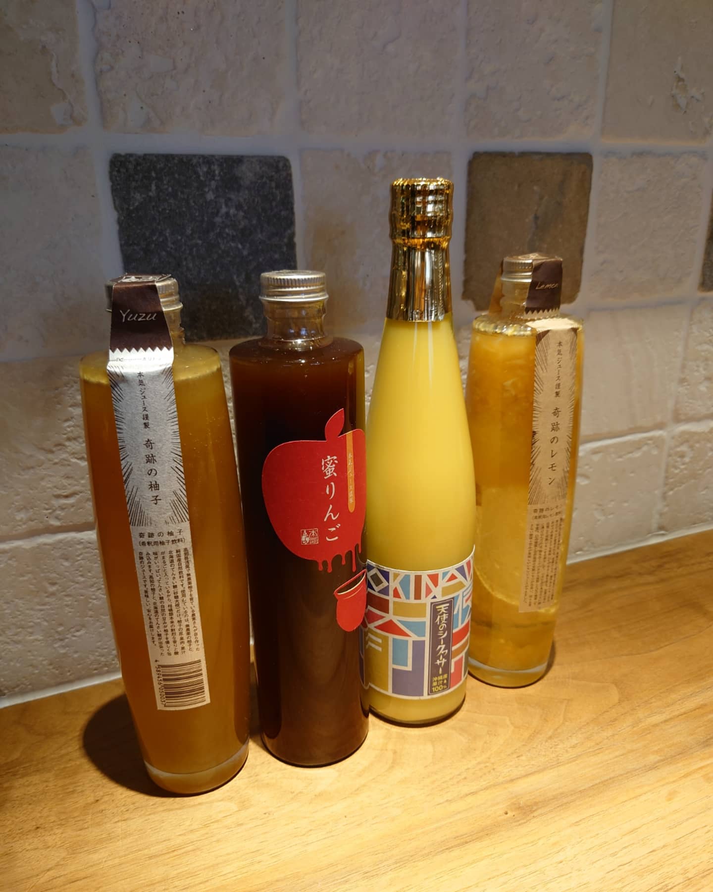 Maison De Jillco 本気ジュース 始めました 3年待ちの 奇跡のレモン は限定発売 定番メニューは 奇跡の柚子 天使のシークワーサー 蜜りんご の３商品 無農薬栽培や自然栽培で育てられた 果物と北海道のてんさい糖や自然蜂蜜などでこだわって作られた