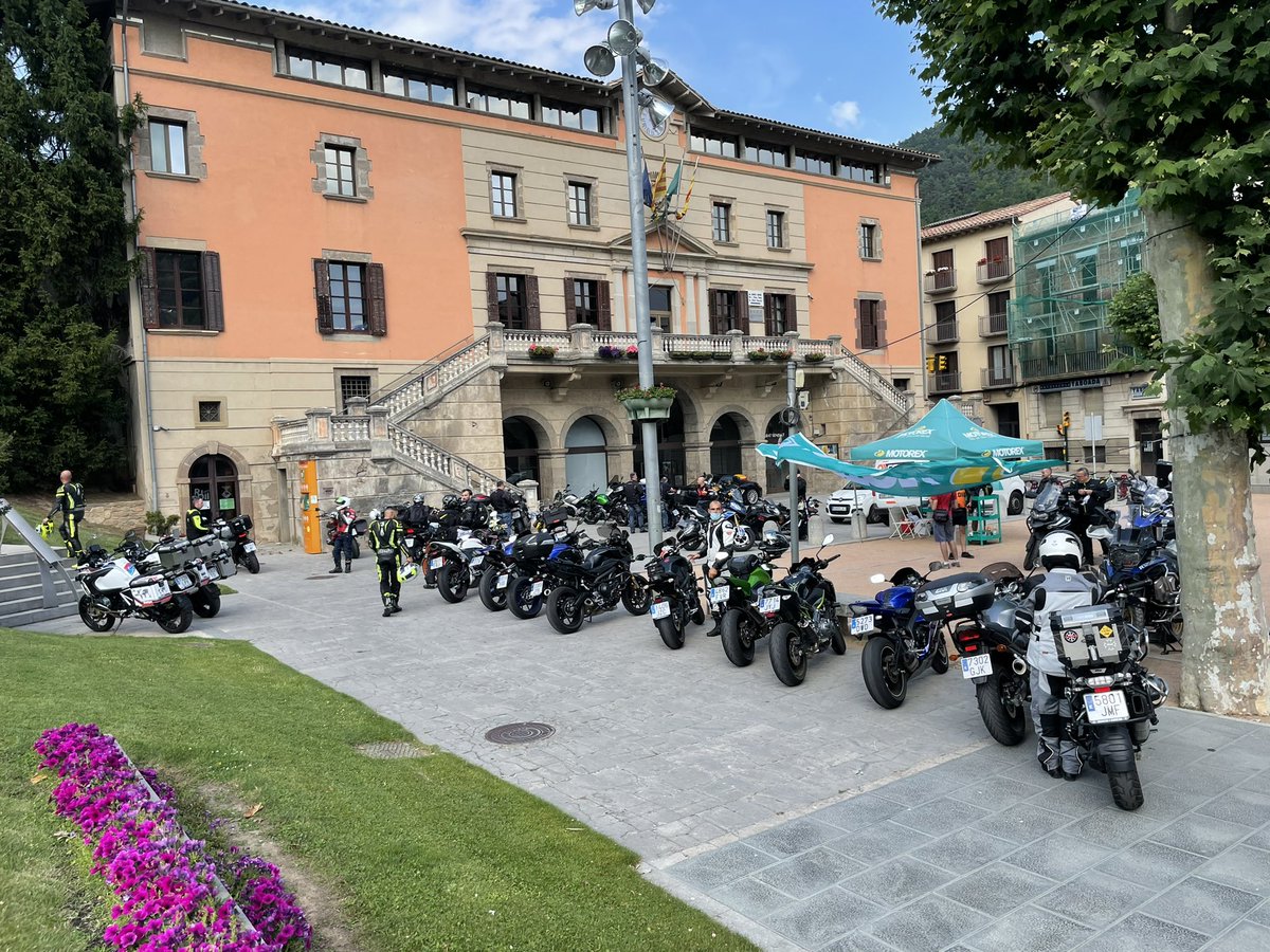 Aj_Ripoll's tweet photo. 🏍 Avui #Ripoll és un dels controls de pas de la #CromRide 2021, una sortida en moto no competitiva que aplega a un munt de participants!
🤩 Així lluïa la plaça de l’Ajuntament i la del Monestir aquesta tarda. Benvinguts/des a Ripoll! https://t.co/7fiSvAzc4x