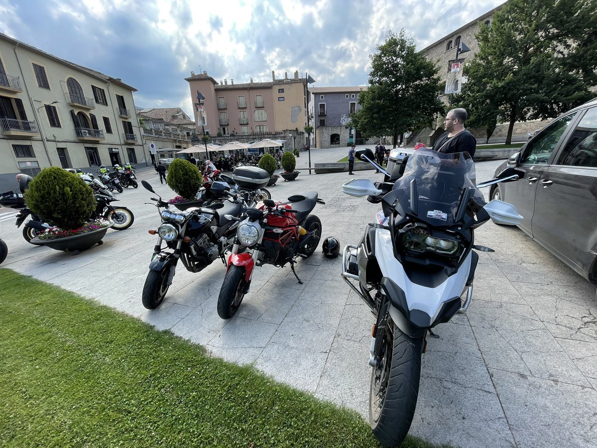 Aj_Ripoll's tweet photo. 🏍 Avui #Ripoll és un dels controls de pas de la #CromRide 2021, una sortida en moto no competitiva que aplega a un munt de participants!
🤩 Així lluïa la plaça de l’Ajuntament i la del Monestir aquesta tarda. Benvinguts/des a Ripoll! https://t.co/7fiSvAzc4x