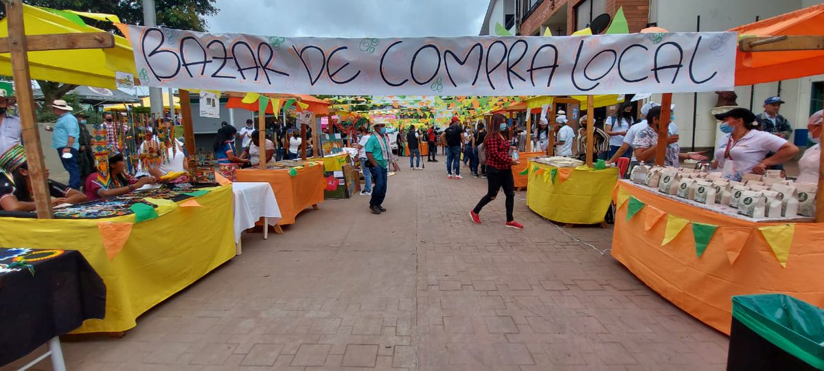 DesarrolloEcoAn's tweet photo. El #BazarDeCompraLocal es una estrategia que busca visibilizar los emprendimientos del territorio e incentivar la compra local. 👩‍🌾🌽🍎🍌

Ven al parque principal de #Frontino y apoyemos juntos a los emprendedores antioqueños. 💰📈

UNIDOS por el desarrollo de Antioquia. 💚 https://t.co/z7bjjpIqco