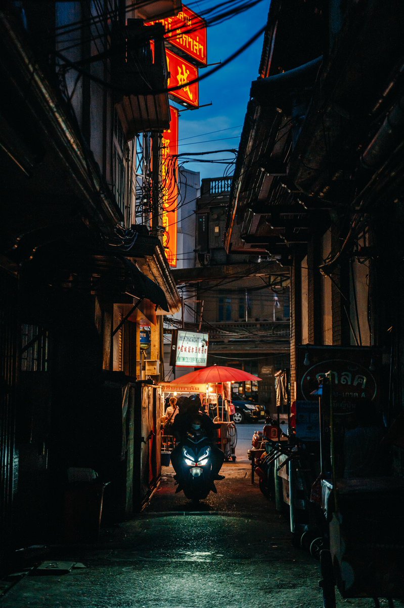 TAIKIB_ENG's tweet photo. Soooo I’m in Thailand for 2 months!

China town had less neon light than usual, yet it is still nice place to take streetphotography 

#bangkok https://t.co/tPdDrThNp4