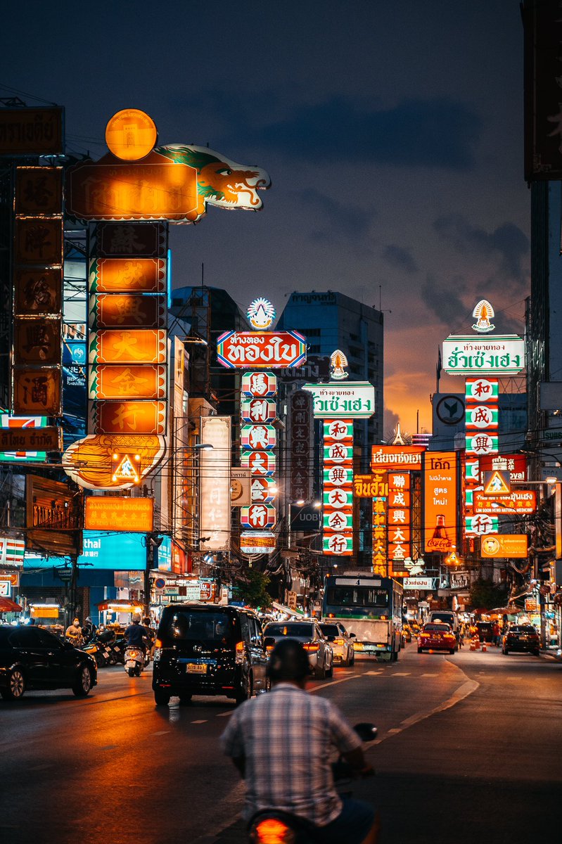 TAIKIB_ENG's tweet photo. Soooo I’m in Thailand for 2 months!

China town had less neon light than usual, yet it is still nice place to take streetphotography 

#bangkok https://t.co/tPdDrThNp4