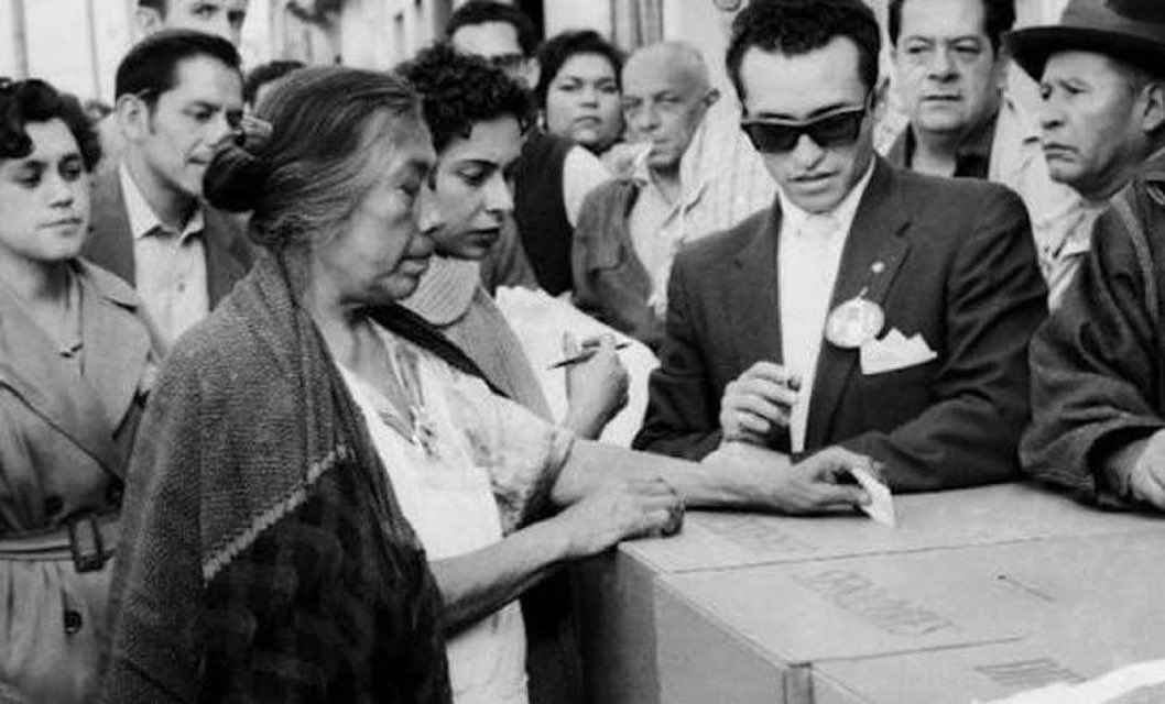 El 3 de julio de 1955, las mujeres mexicanas emitieron su voto por primera vez. El entonces Presidente Adolfo Ruiz Cortines promulgó las reformas constitucionales que otorgaron el voto a las mujeres en el ámbito federal. En las elecciones del 55 las mujeres votan por primera vez.