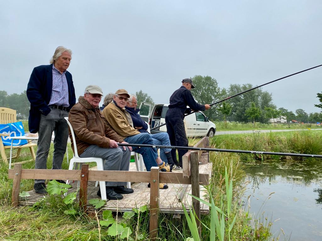 De vis liefhebbers van Linge's Zorglandgoed zijn heel blij met de nieuwe vis steiger 👍 Vrijdag was de officiële start onder veel belangstelling 😀 Later splitste de groep en ging een deel verder wandelen🚶De vis vangst werd later met veel plezier bewonderd 🐡 #metdankaanTeus