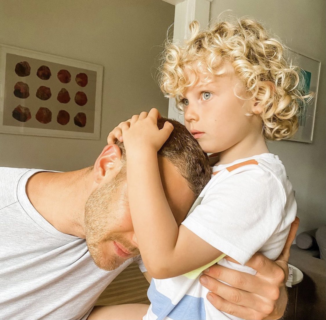 I love Saturday morning snuggles. Even if I’m trying to have breakfast. 💙