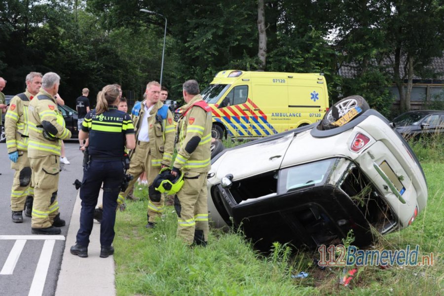 Auto ondersteboven in de sloot na aanrijding op kruising in #Kootwijkerbroek. 112Barneveld.