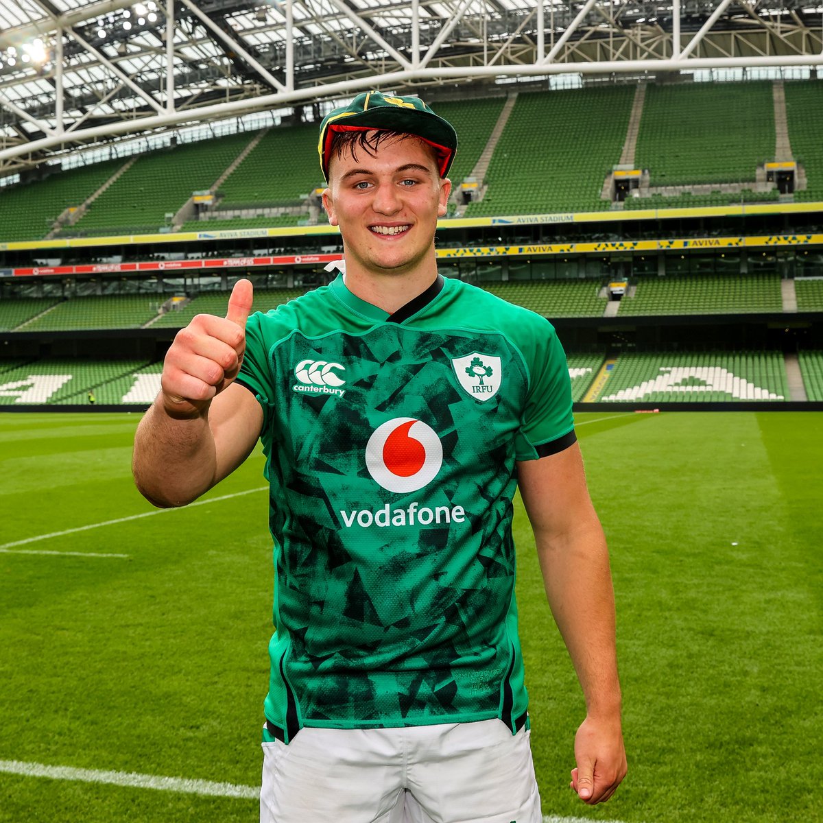 Munsterrugby's tweet image. Congrats to @IrishRugby on their 39-31 win v Japan ☘👏

&amp;amp; 𝗛𝗨𝗚𝗘 congrats to Gavin Coombes on making his debut 🙌 

A special occasion for Gav, family, &amp;amp; friends, &amp;amp; all involved in his development @SkibbereenRugby @bandongrammar @YoungMunsterRFC 

#SUAF 🔴 #MunsterStartsHere