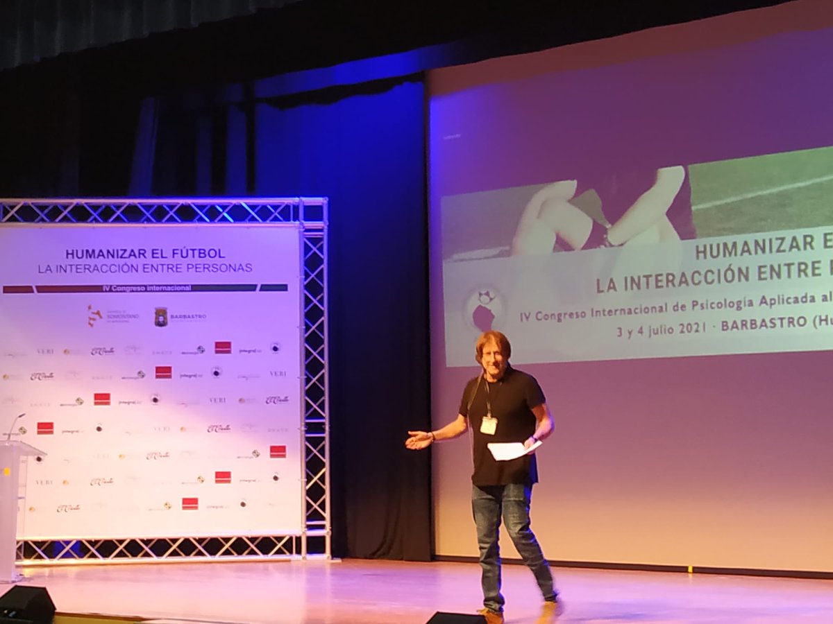 “El equipo ideal es el que es entrenado para conocer su propio juego y que sería capaz de llevarlo a cabo sin el entrenador, los niños tienen más capacidad de organización de la que pensamos. Mirad como se organizan en la plaza del pueblo”

Luis Cantarero #AIPAFBARBASTRO