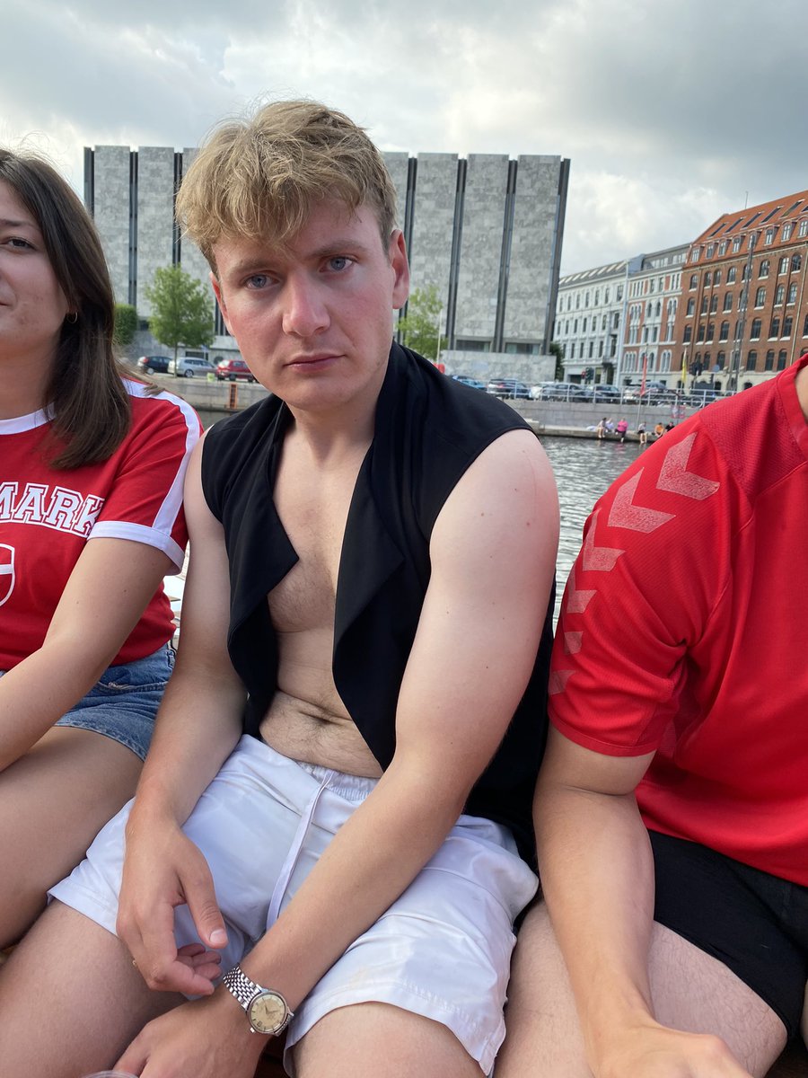 MikeSchwarts's tweet photo. Frede har byttet sin landsholdstøje til den her vest. Han holder det ægte #emdk https://t.co/es06wFXUYn
