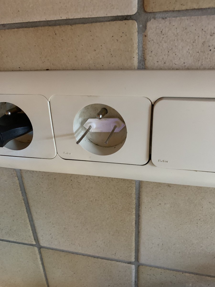 bism0uth's tweet photo. Hey @Apple @AppleSupport sympa vos chargeurs… vous en avez beaucoup comme ça ? https://t.co/xTH5ohL6a0