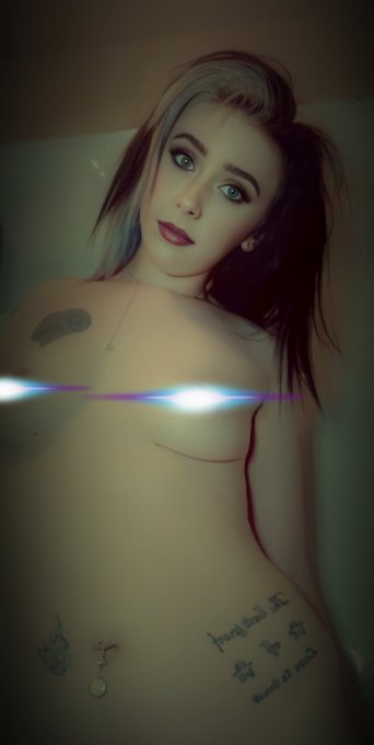 Come have a little naughty fun. I'll be sure to make all your fantasies come true💋🖤 https://t.co/Lm2