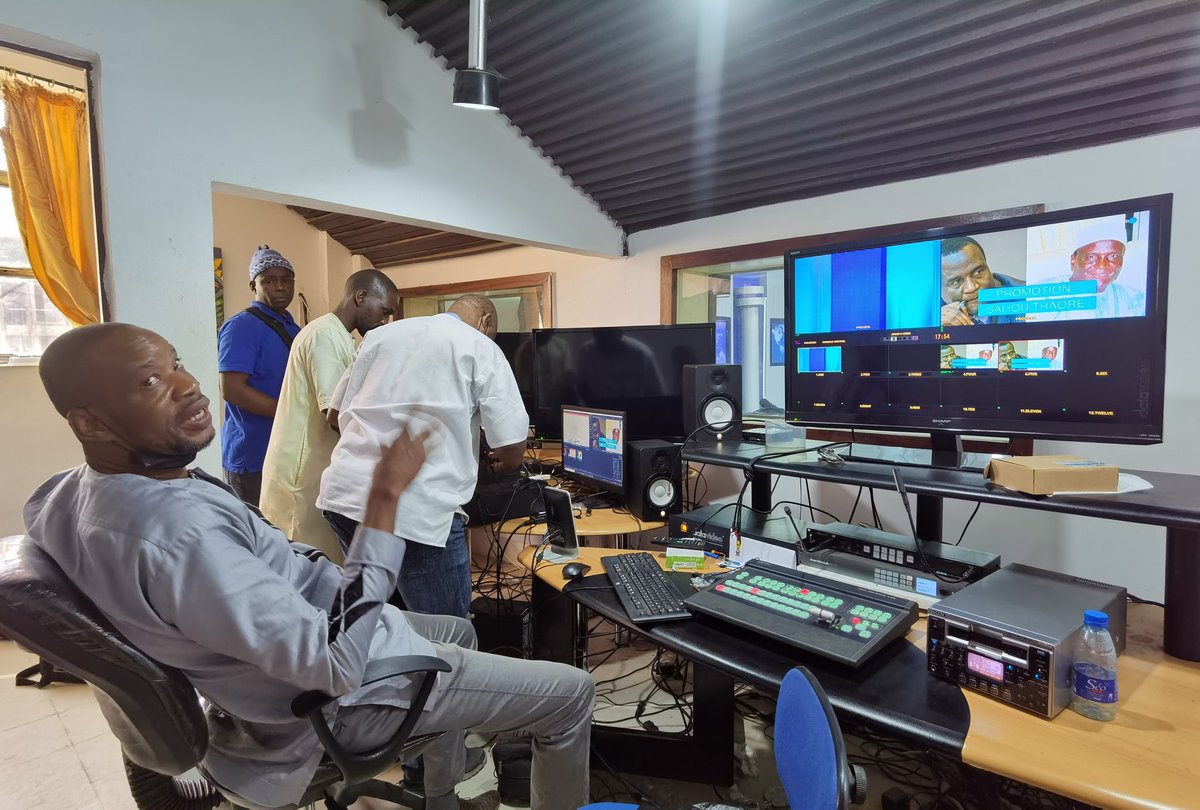 CESTIDAKAR's tweet photo. En prélude à la session intensive des auditeurs du fonds d'appui à la presse 2018 prévue pour démarrer lundi prochain, les derniers réglages sont faits à la régie télé du CESTI.
#kebetu #cesti #jri #cestmob #dakar #fap #formation #journalism #photography #radio #tv #africa https://t.co/aJhbBuMGEg