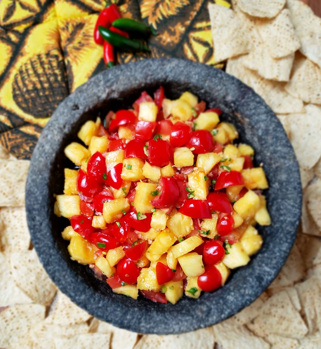 First, do we agree on how to pick a fresh pineapple? I go into that with my sweet, tangy pineapple ginger salsa for a zippy dip, fun side dish or garnish. #salsa #tomatoes #pineapples
thetasteworkshop.com/pineapple-ging…