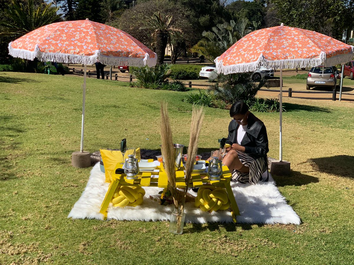 TavhaniN's tweet photo. The sun was out picnic was set and winter was nowhere near ❤️❤️☀️💐💐 couple picnics @TavhaniN.

#outdoor #mabutho #morhinou
#flowers #GardenersWorld #flwx #relationship #ReadyToLove #weather #mzansipicnics #mzansilove #Level4Lockdown https://t.co/BiCxNNgkS4