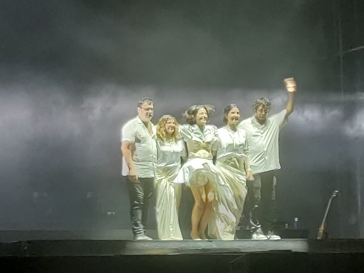 xavibellot's tweet photo. Una pregunta a @mariaarnaldimas: 

DE QUIN PLANETA HAS VINGUT?

Un dels concerts més emocionants de la meua vida.

#ConcertsVivers #GranFiraVLC https://t.co/GGyknj9oyk