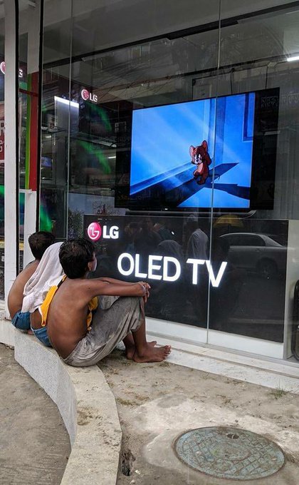 HumbertDeCristo's tweet photo. @negromangueraa Cada vez que el #técnico de tv, ponga su mano sobre este electrodoméstico,te va a cobrar 15 dólares.Aparte está el costo de los #repuestos.Hoy tengo mi #televisor,pero hace 2 años #CADAFE quemó mi #TV anterior.Siempre recuerdo a sus #madres y #abuelas.
⬇️⬇️⬇️⬇️ https://t.co/4eV7kY2v40