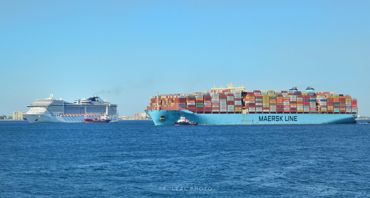 El #MscDivina de @MSCCrucerosESP fondeado en la #BahiadeAlgeciras y el #MaryMaersk de @Maersk  arribando al @PuertoAlgeciras 03/07/21. 18:00hrs.
