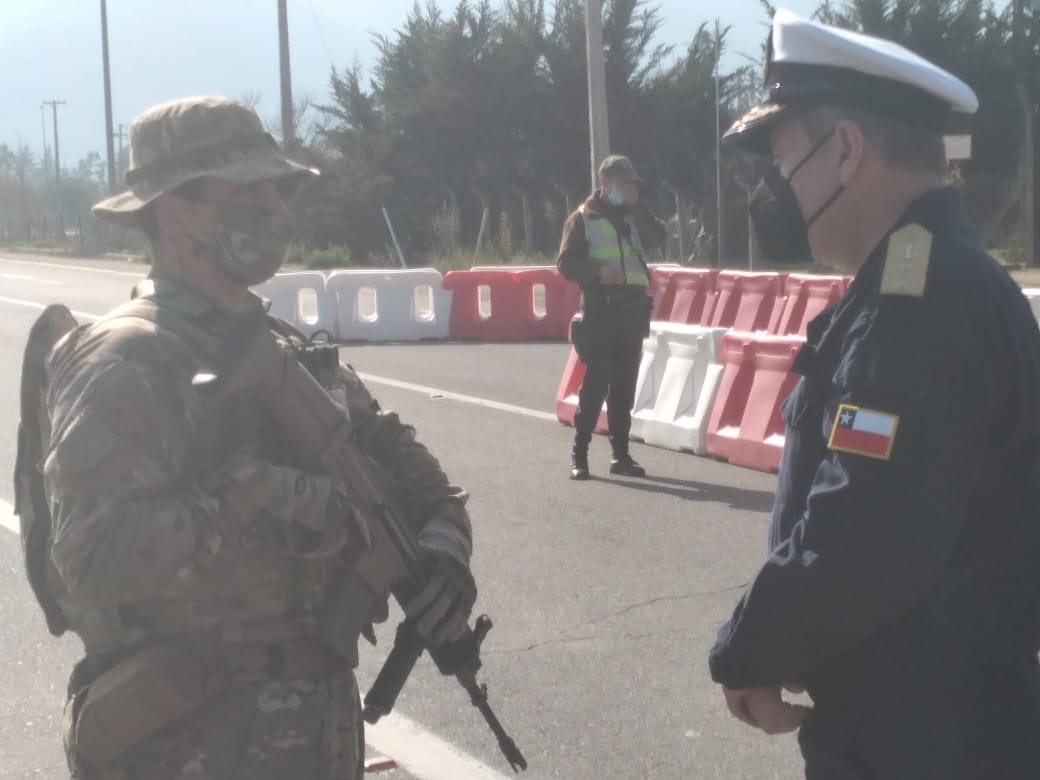 Armada_Chile's tweet photo. ⚓Seguridad e Intereses Territoriales⚓
El Director de Intereses Marítimos y Medio Ambiente Acuático, Contraalmirante LT Jorge Imhoff visitó al personal desplegado en Concón, la Aduana Sanitaria de #Veramonte, el Punto de Control Sanitario Cuesta Zapata y #Casablanca. https://t.co/M2CkoY7BB1
