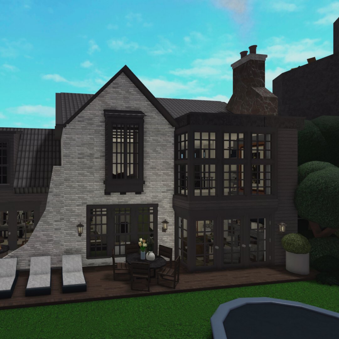 Look_io_kas's tweet photo. Hii!! I suppose this is my 4th of july build?? Its a modernised Tudor I built in @JoMama0019’s joburbia together with her and @FloatRblx and @BloxburgSpooks 😄 What do yall think? 

#Bloxburg #welcometobloxburg @BasicallyBlxbrg @BloxburgA https://t.co/tv6ciTQfGO