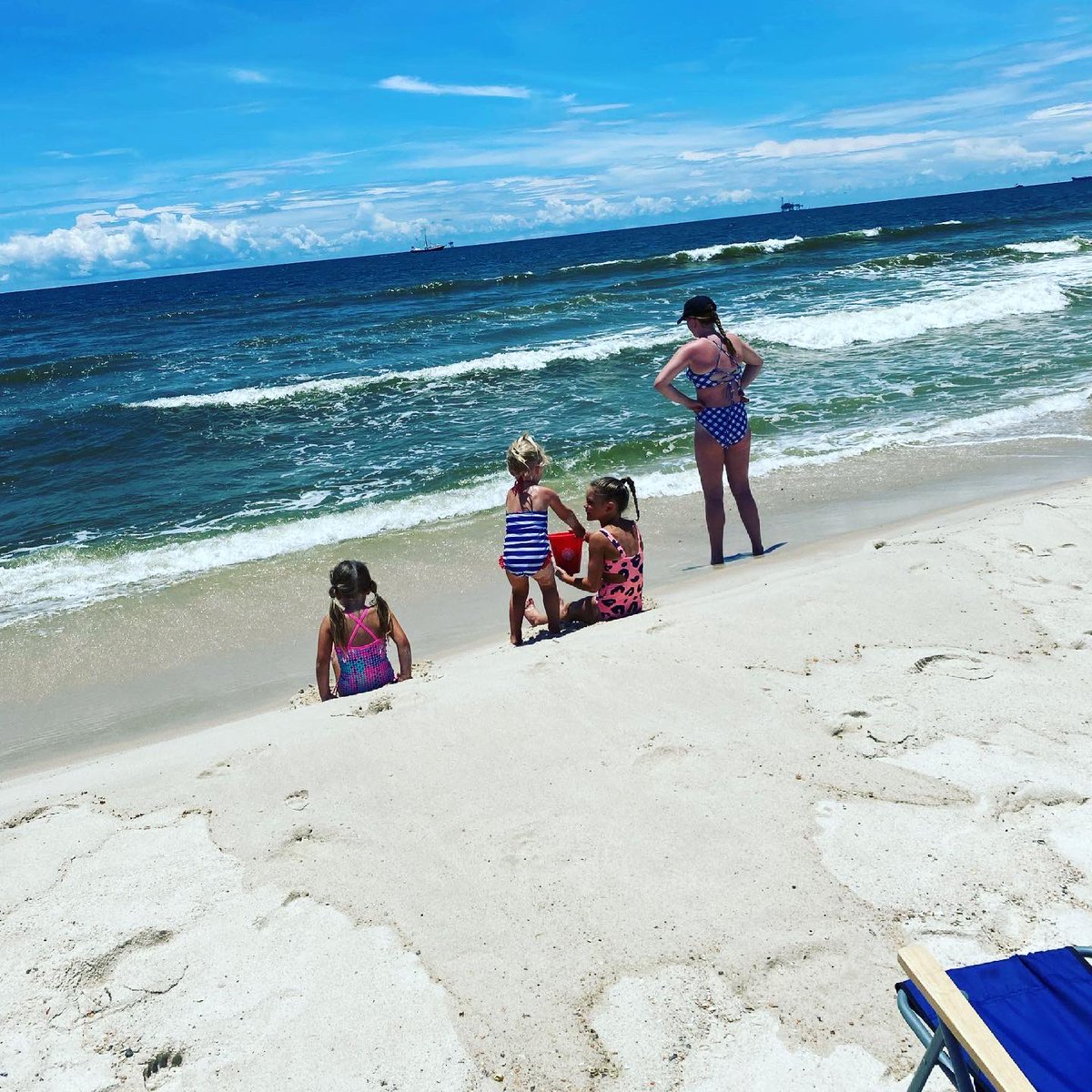 Baker_READ's tweet photo. Wonderful week enjoying the sunshine with my fave people! ☀️🏖 #gulfshores #restandread #welovethebeach @BrandonBaker31 @maddiebaker101 https://t.co/Coej0IRxgo