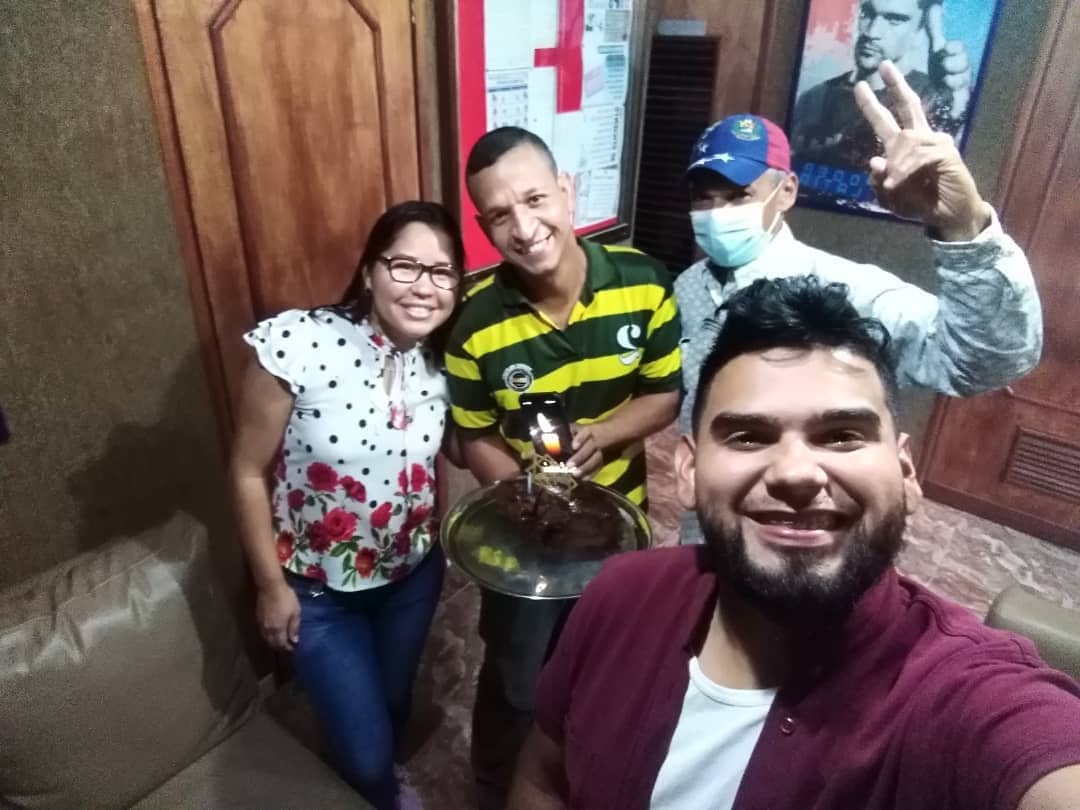 Davence13's tweet photo. Gracias a Dios hoy celebrando mi cumple #treintaypico con mis compañeros de @sonlatino999 @holavenezuela999 @melvinsonlatino @agarciagg @elmasgabo @999festivafm muchas gracias muchachos, también muchas gracias a mis amigos de @puntocafepzo por está rica torta. https://t.co/MJeCGrU7Av