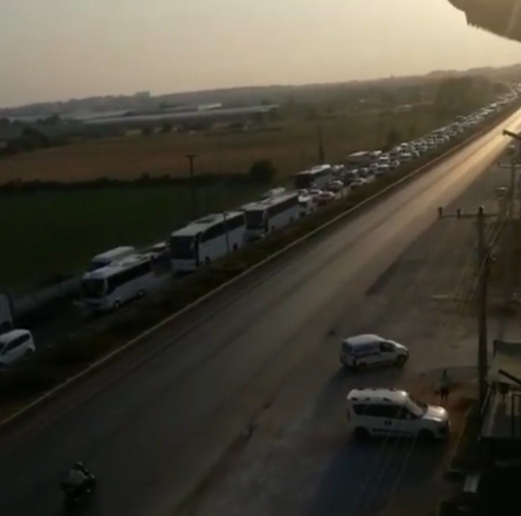 D400 karayolu, Ilıca Kumköy kavşağında trafik ışıkları sebebiyle kilometrelerce araç yığını oluşuyor. <a href="/AntalyaValilik/">T.C. Antalya Valiliği</a> <a href="/ANTALYABB/">ANTALYA BÜYÜKŞEHİR</a>