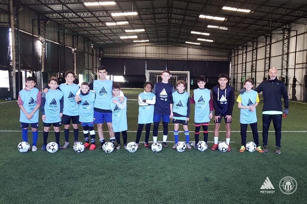 RinconCityBFC's tweet photo. 🔝 🧠 ⚽ Método T - Fútbol consciente.

Sesión de entrenamiento con parte de los chicos de @GBG_Uruguay 👏🏻

#EnLaVidaYEnLaCancha https://t.co/eMScUbTWij