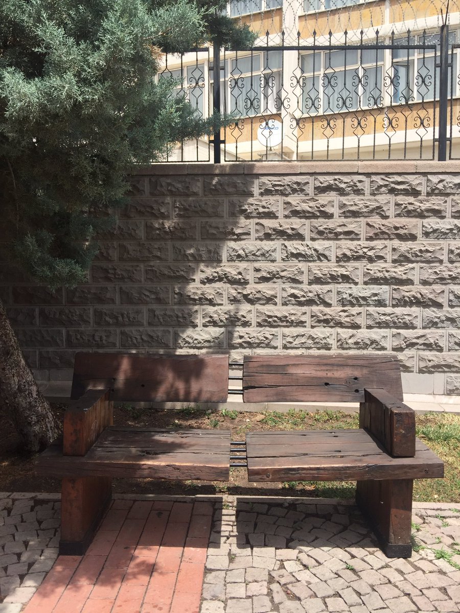 Ankara’da yalnız insanlar için yapılmış sıradan bir bank