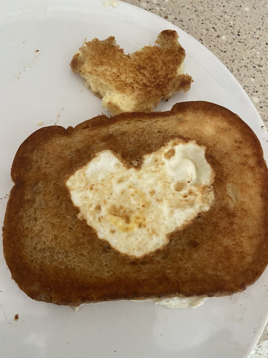 edigiba's tweet photo. Mi hijo de 20 todavía me pide le haga la cosas que amaba en la infancia… y a mi me encanta. #eggsinanest #madewithlove #thesimplethings https://t.co/Oe9vUhoglq