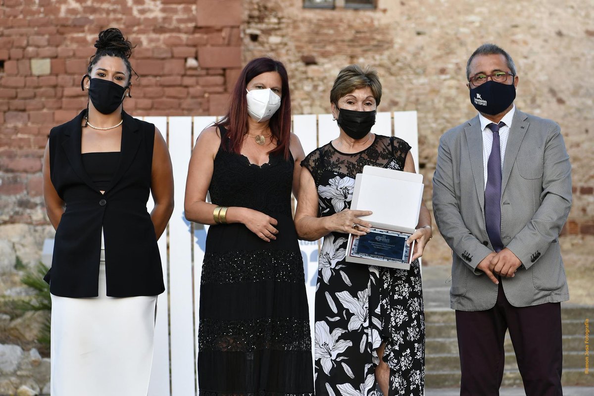 🖤Una noche en la que también hemos realizado un reconocimiento in memoriam a Mª Àngels Garcia, Secretaria de la UE Castelldefels, y a Fernando Pintado, Presidente de la UD Vista Alegre. Por desgracia,nos han dejado en el último año,pero están muy presentes en nuestros corazones.