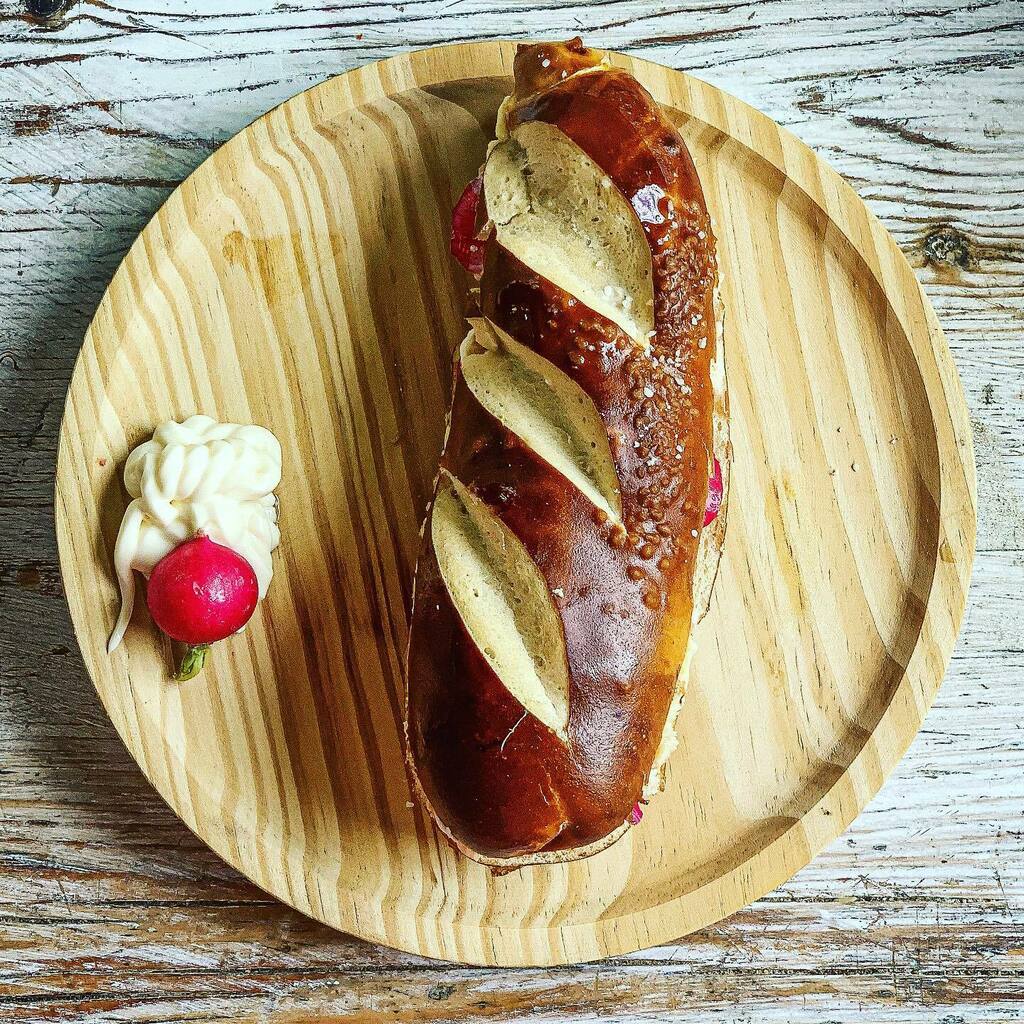 MsMarmitelover's tweet photo. Pretzel stick sandwich: tuna, lemon zest and juice, radish and Mayo. Bread from West Hampstead farmers market @the_german_bakery  tuna by @conservasortiz  #sandwich #pretzelbread #tuna #radish #mayo #lunch #saturday #farmersmarket #londonfood https://t.co/XrlKL1hHCq https://t.co/SOM2iht8Iq