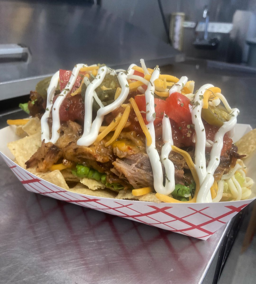 Saturdays are for nachos, right? 
Tortilla chips topped with lettuce, cheese, smoked pork, mango peach salsa, jalapeños, fresh tomatoes, sour cream and cilantro 😋
We’re serving at @utepilsbrewing until 7:30 tonight