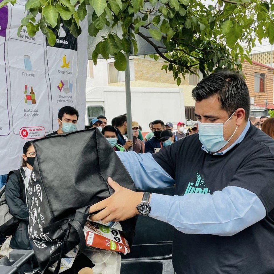 LaloLomeli__'s tweet photo. #YoLimpioGuadalajara, el día de hoy nos reunimos más de 700 personas de la comunidad vecinal, así como servidoras y servidores públicos para limpiar nuestra ciudad. https://t.co/EkEShqC7kS