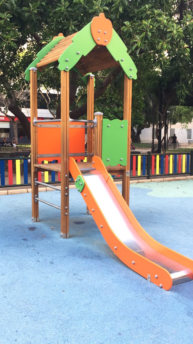 JoserraSogorb's tweet photo. Buenas tardes. @aytoalm @RamonFPM en el parque de Oliveros hay una caseta de juegos verde y naranja con avisperos dentro. Muy peligroso para los niños. Quítenlos por favor. https://t.co/ugOTk1VMjY