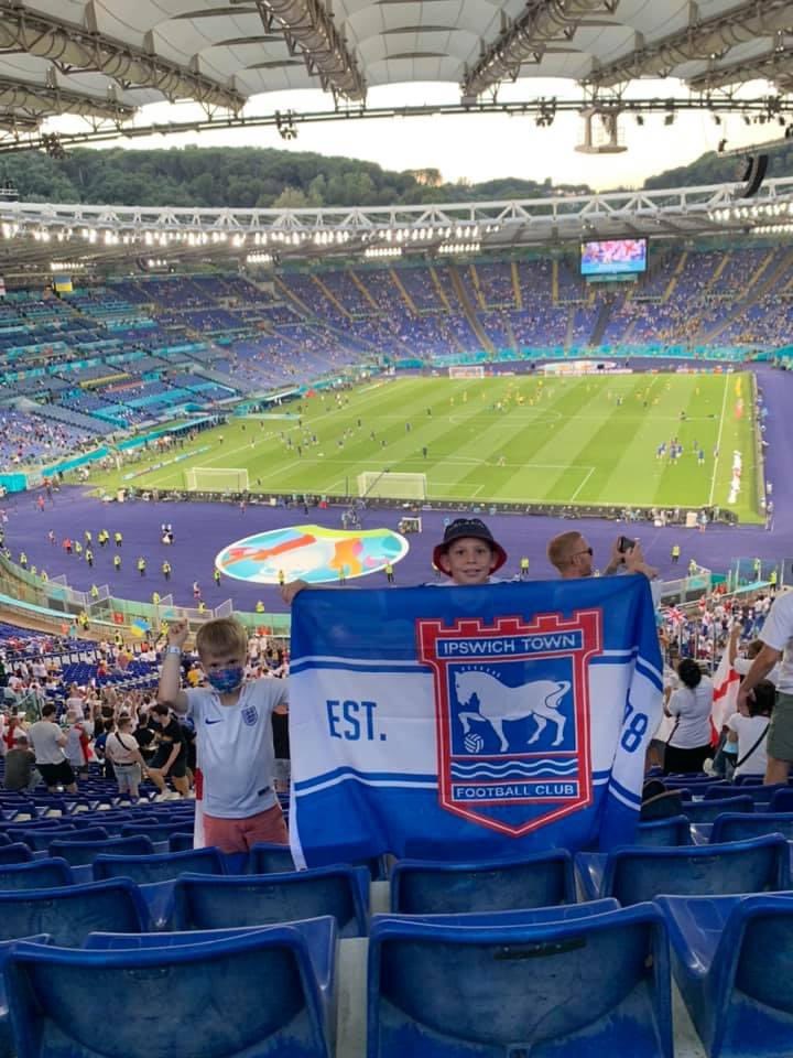 IpswichTownFans's tweet image. #ITFC in Rome #ENG 

🏴󠁧󠁢󠁥󠁮󠁧󠁿🏴󠁧󠁢󠁥󠁮󠁧󠁿🏴󠁧󠁢󠁥󠁮󠁧󠁿