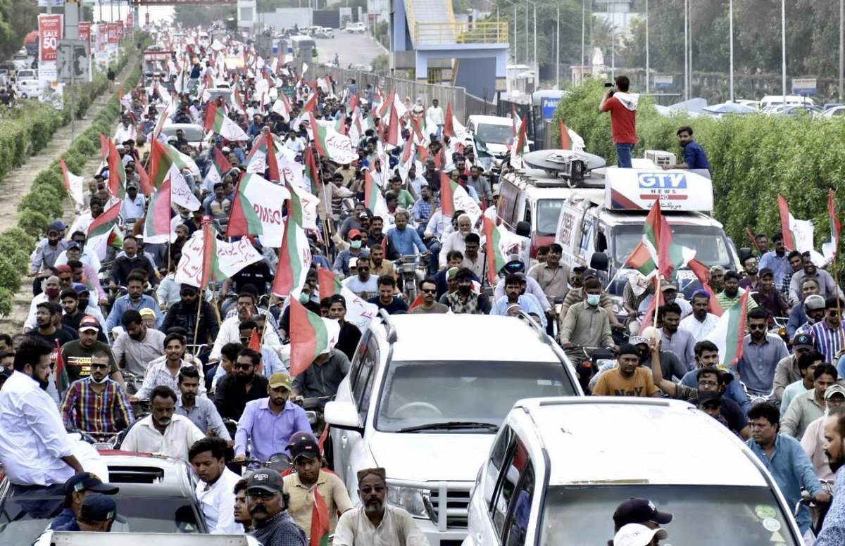 SyedAminulHaque's tweet photo. Miles long rally of MQM workers against the corrupt Sindh Govt that has destroyed the education, health, transport &amp; water supply system to urban Sindh.

We have demanded a Southern Sindh province to ensure justice, merit &amp; transparency for all neglected citizens. #QaflaKarachiKa https://t.co/UUsSrCaRGK
